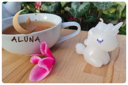 Bougie artisanale écoresponsable en forme de licorne - boutique écoresponsable La Planète à Paillettes.