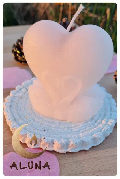 Bougie artisanale écoresponsable en forme de cœur et cygnes parfum vanille - boutique écoresponsable La Planète à Paillettes.