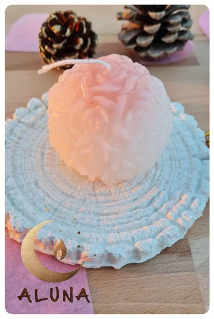 Bougie artisanale écoresponsable en forme de boule de roses parfum vanille - boutique écoresponsable La Planète à Paillettes.