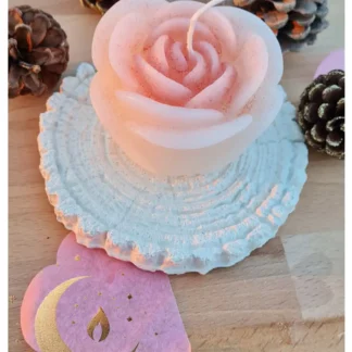 Bougie artisanale écoresponsable en forme de rose parfum vanille - boutique écoresponsable La Planète à Paillettes.
