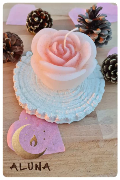 Bougie artisanale écoresponsable en forme de rose parfum vanille - boutique écoresponsable La Planète à Paillettes.